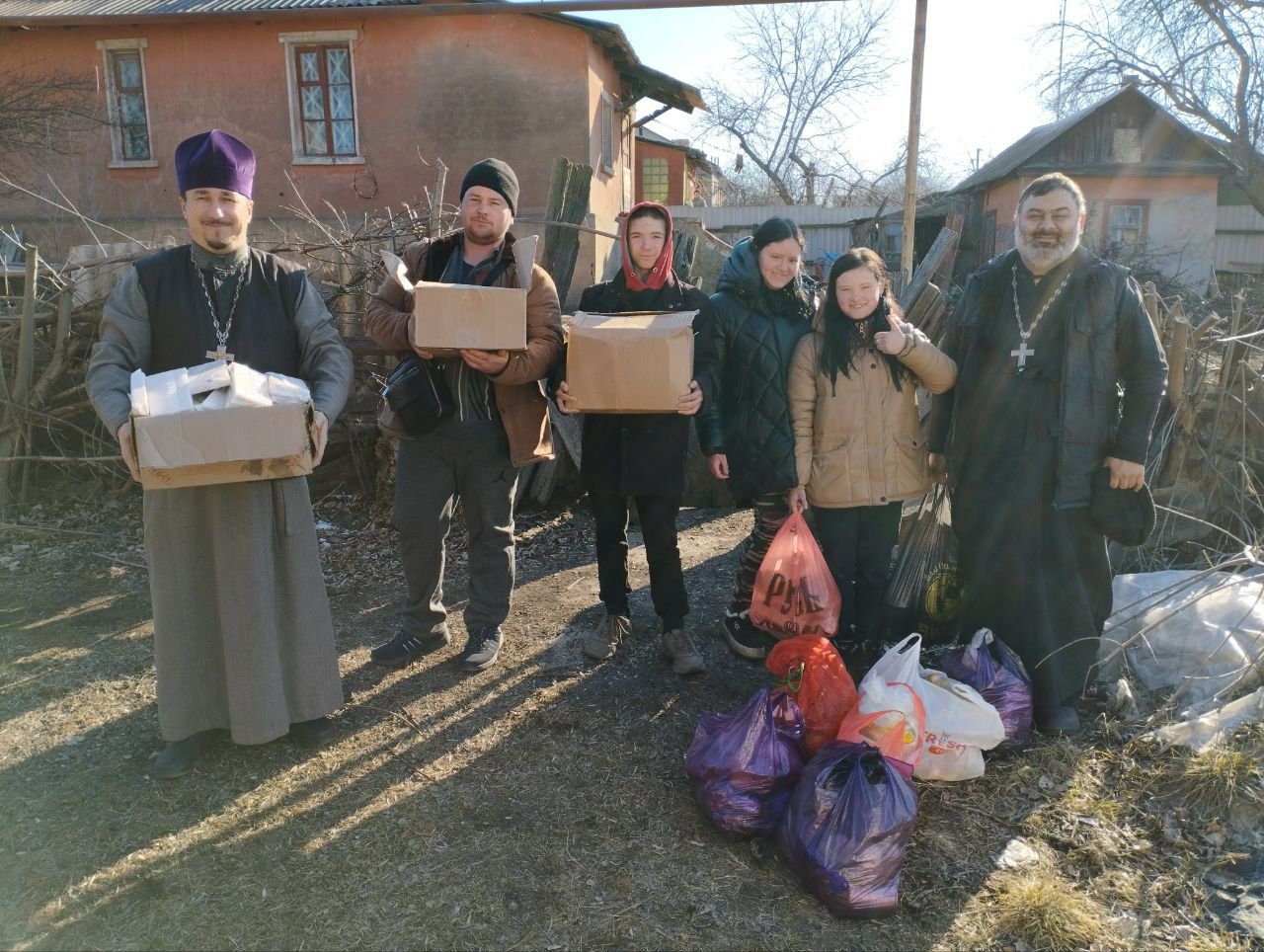 Священники Северодонецкой епархии доставляют адресную помощь в Орске -  Церковная помощь беженцам и пострадавшим от военных действий